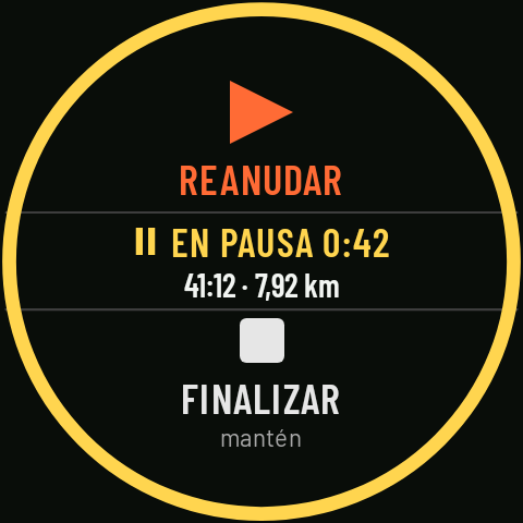 Controles en pausa: Reanudar, el tiempo parado, el tiempo y la distancia de la actividad, y Finalizar (mantén)